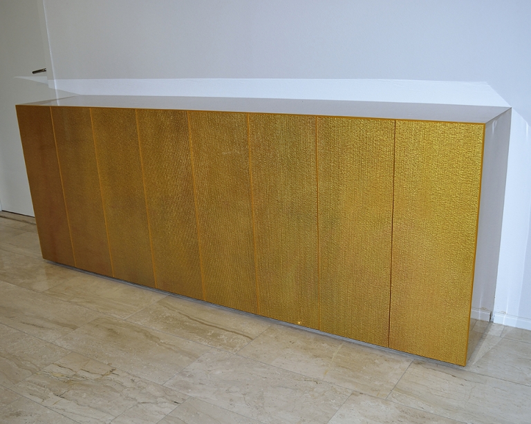 Epoxy dressoir in het materiaal knotted gold van Designhart. Geplaatst in Schagen bij Koster