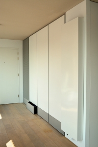 Appartement Amsterdam gang ingang hal garderobe kast met lades onder de kasten voorzien van natuurlijke ventilatie door het gebruik van geperforeerd aluminium volgens ontwerp van Ward Schrijver