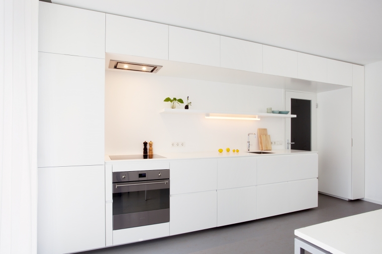 Maatwerk keuken appartement Amsterdam volledig gespoten met een werkblad van Solid Surface LG Hi-macs